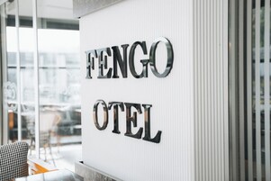 Un letrero para el HOTEL FENGO con un diseño moderno.