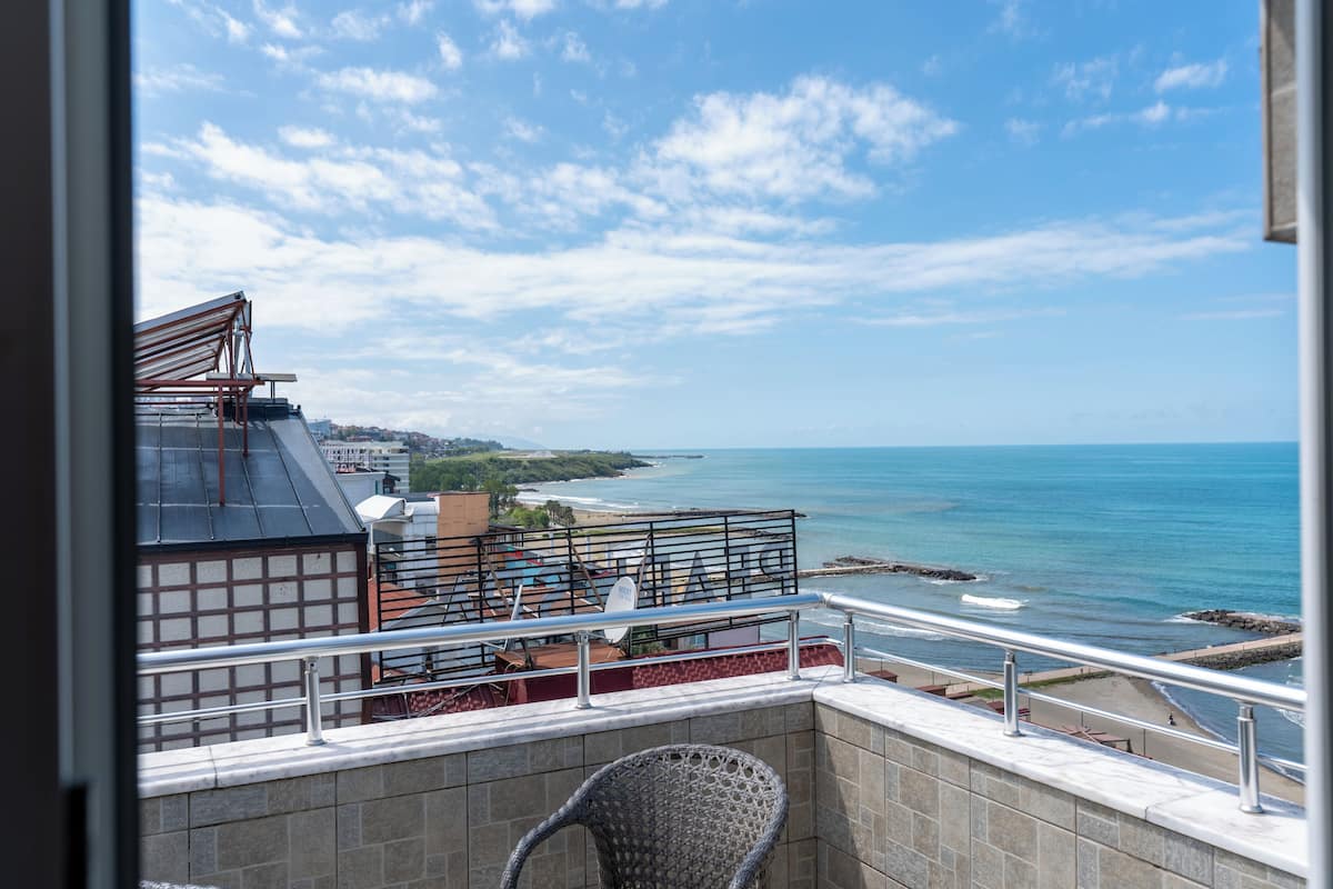 Familie suite, uitzicht op zee | 1 slaapkamer, luxe beddengoed, een minibar, een kluis op de kamer