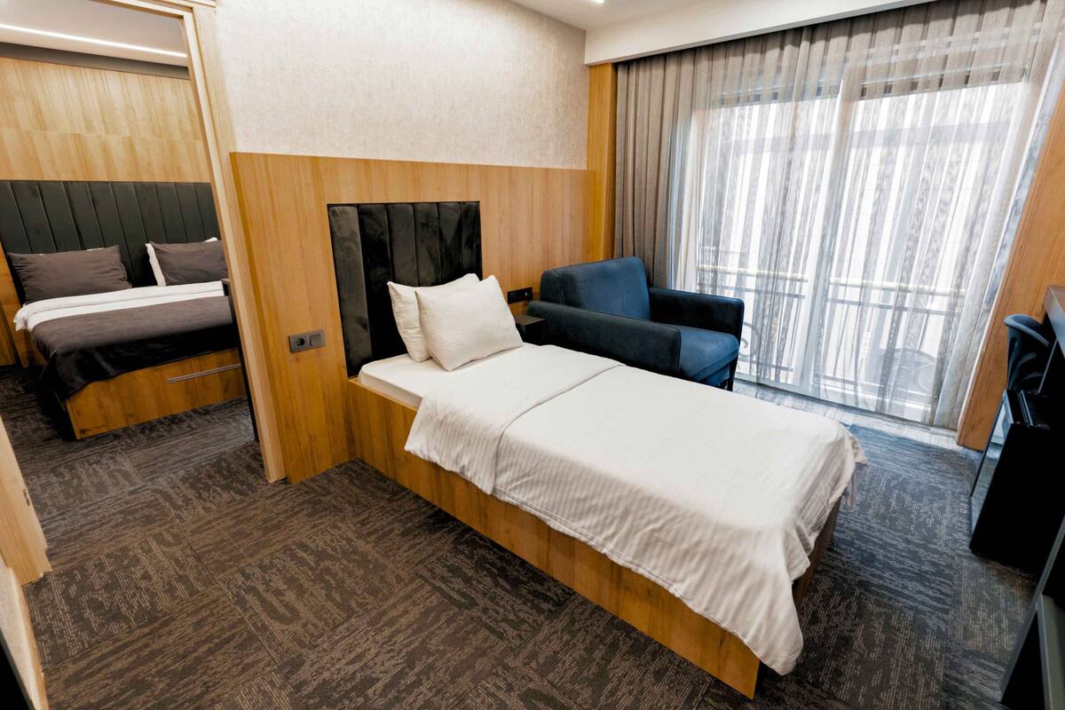 Suite Deluxe, 2 habitaciones, 2 baños | Ropa de cama de alta calidad, minibar, caja fuerte y escritorio