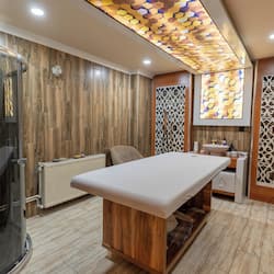 Salas para tratamentos a dois, sauna seca, banheira de hidromassagem
