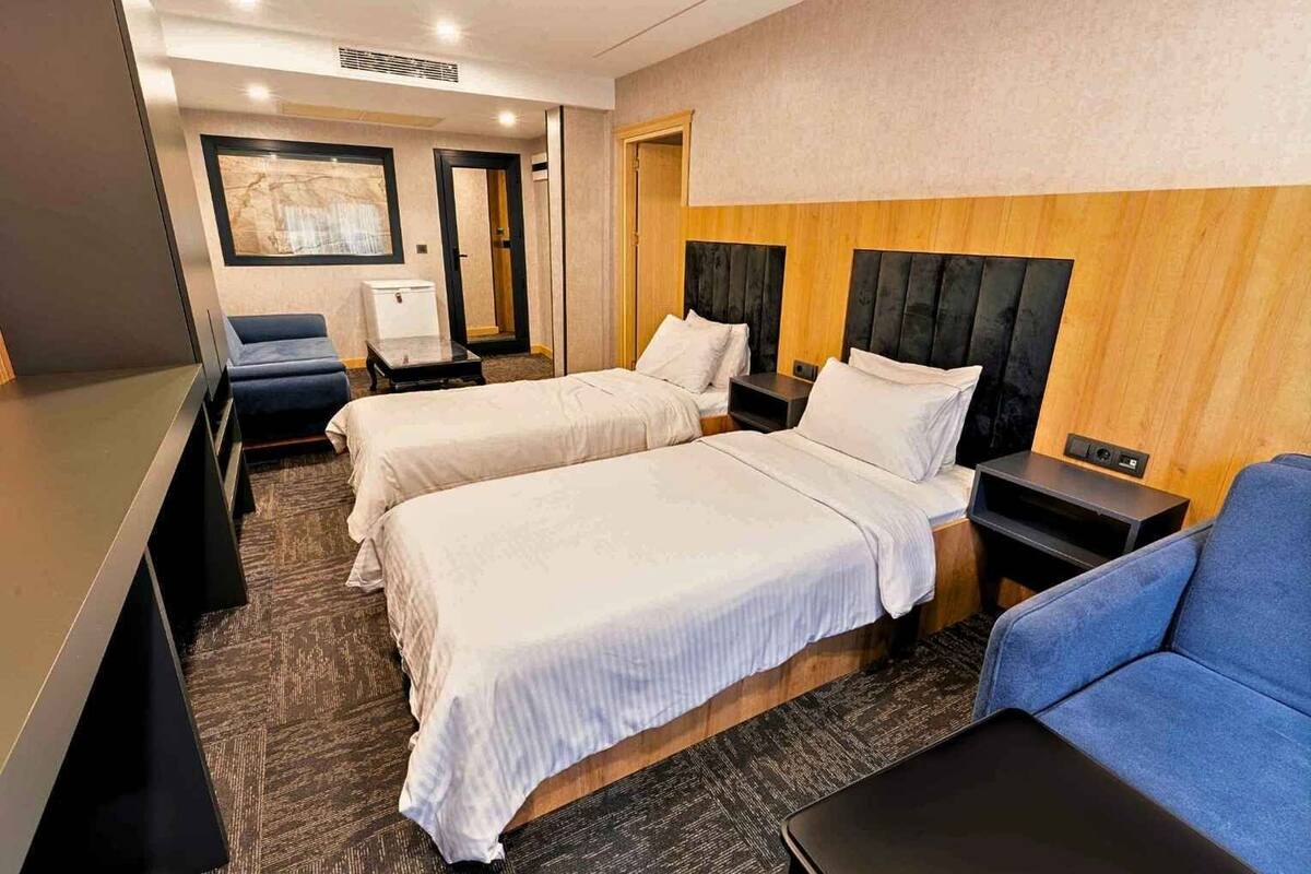 Suite Deluxe, 2 habitaciones, baño privado | Ropa de cama de alta calidad, minibar, caja fuerte y escritorio