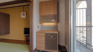 Casual Japanese- Style room, Non Smoking, Ocean view | In-room safe, desk, free WiFi, bed sheets
