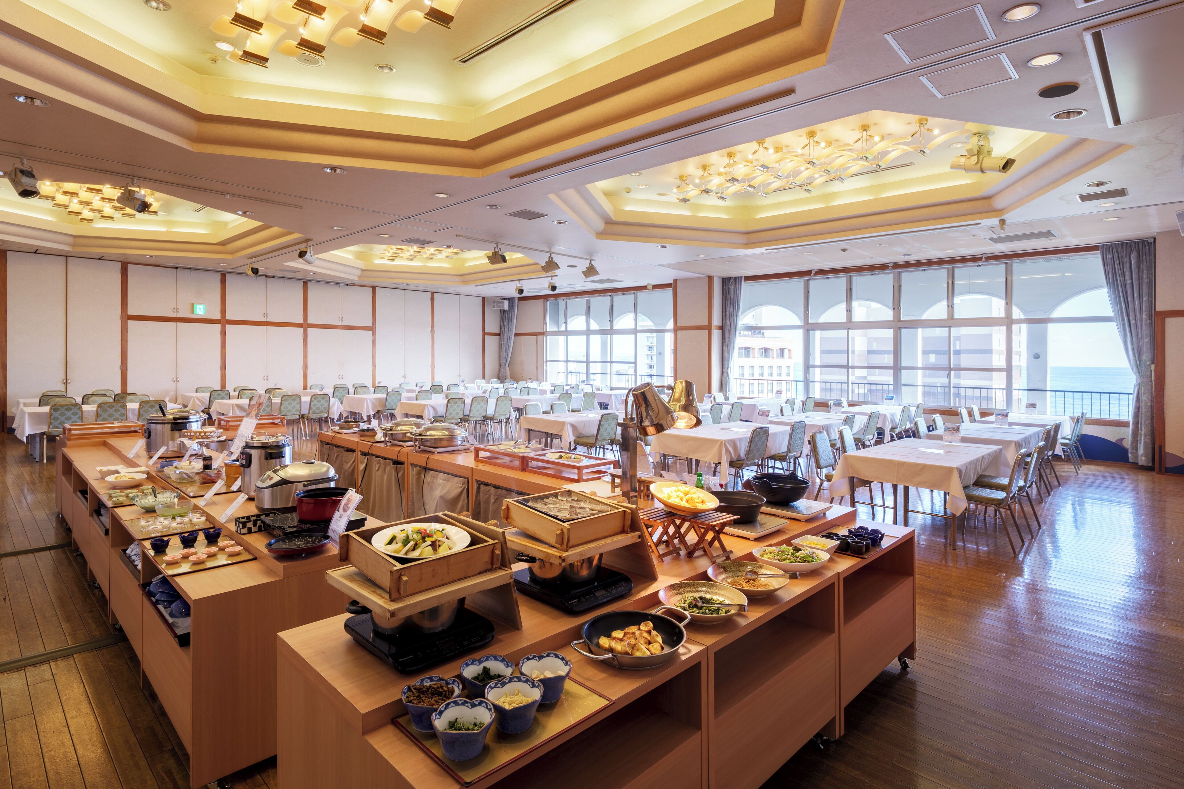 Daily buffet breakfast (JPY 2500 per person)