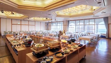 Daily buffet breakfast (JPY 2500 per person)