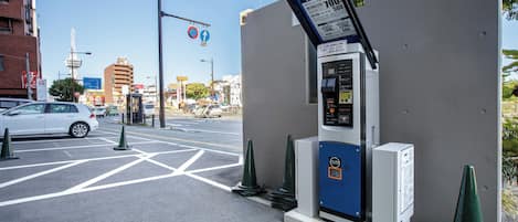 Pysäköintimahdollisuus (700 JPY per yöpyminen)