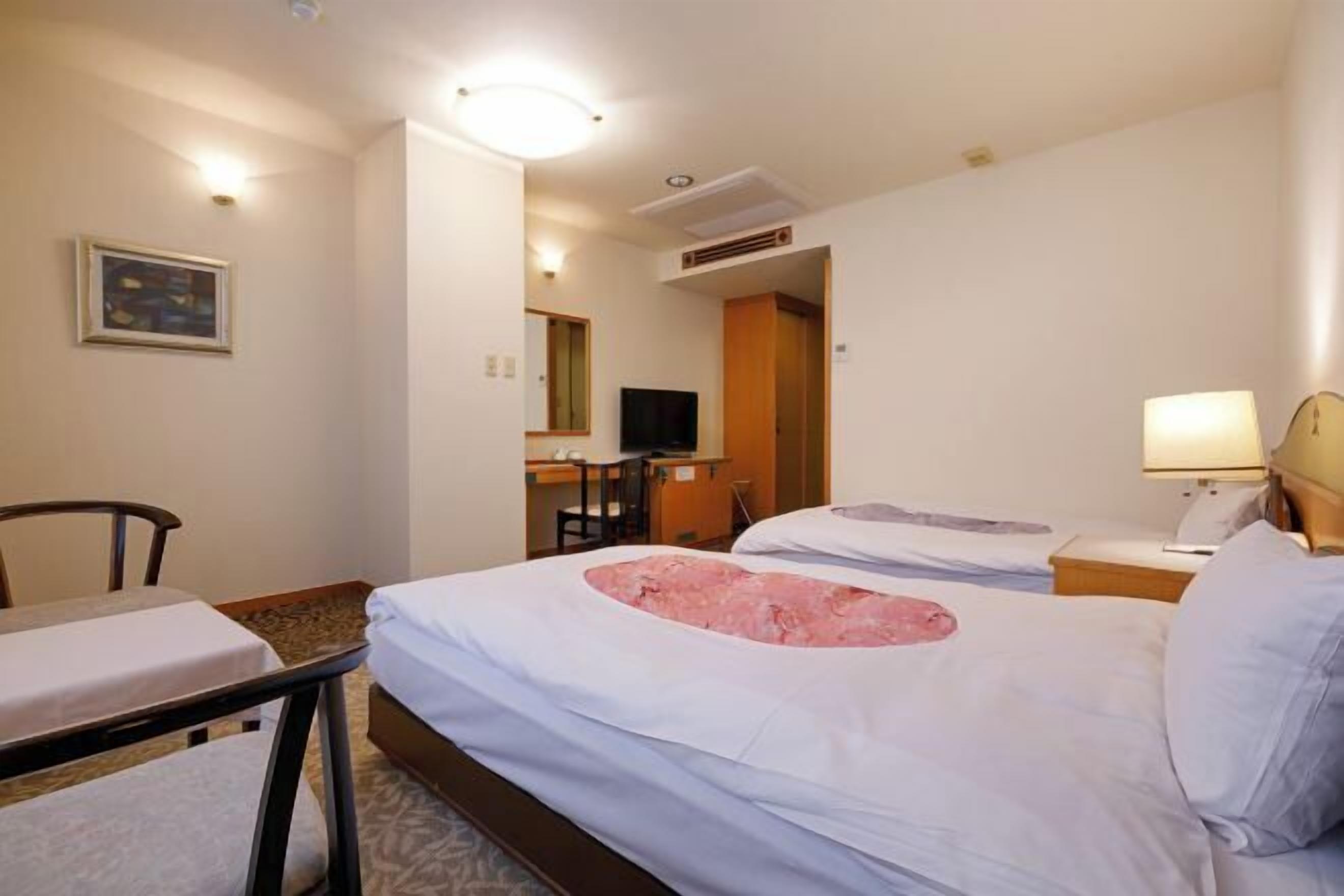 客房内保险箱、办公桌、免费 WiFi、床单