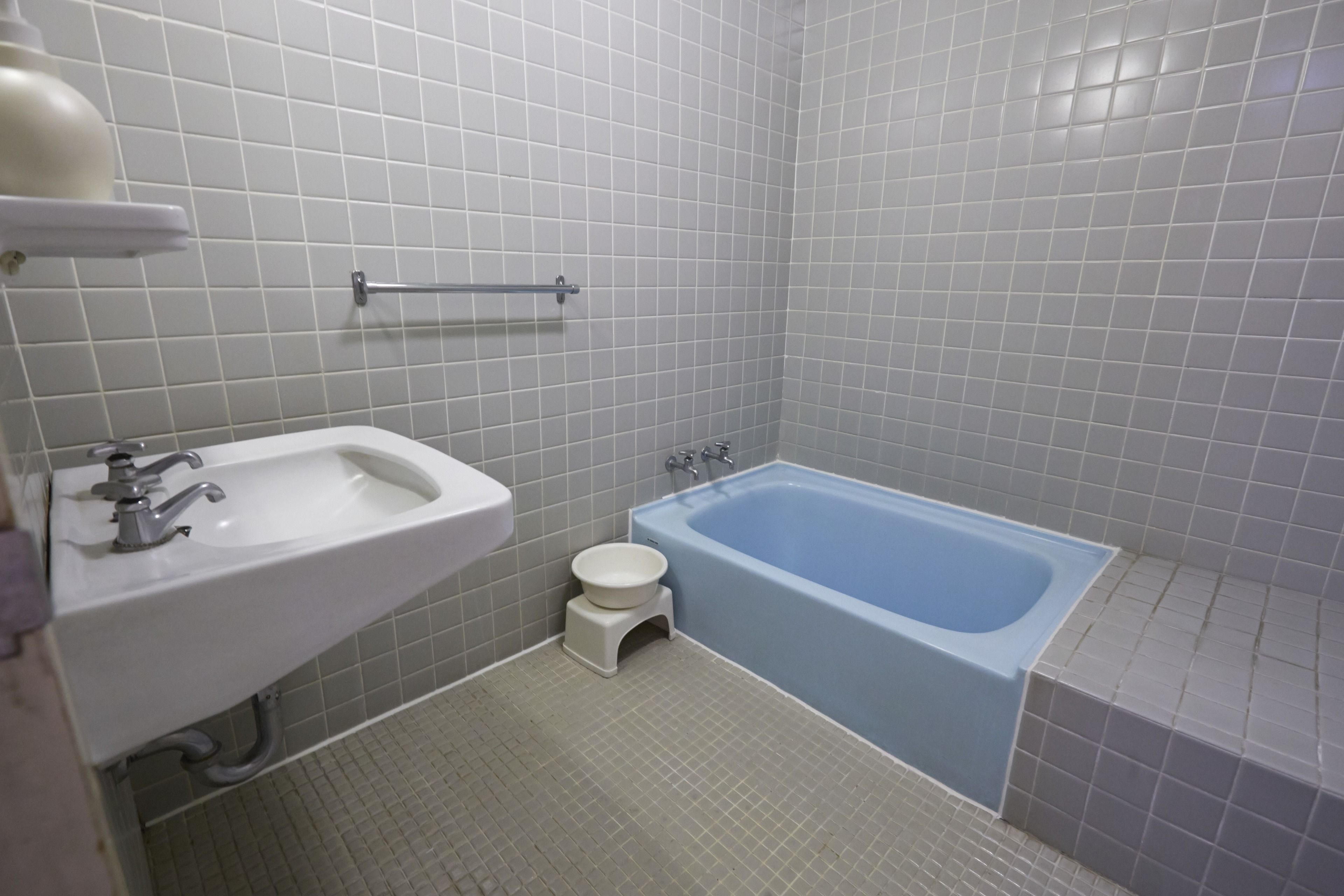 deep-soaking bathtub