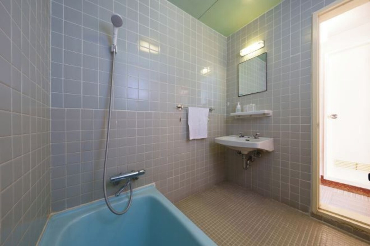 Bad | Kombinert dusj/badekar, toalettartikler (inkludert) og hårføner
