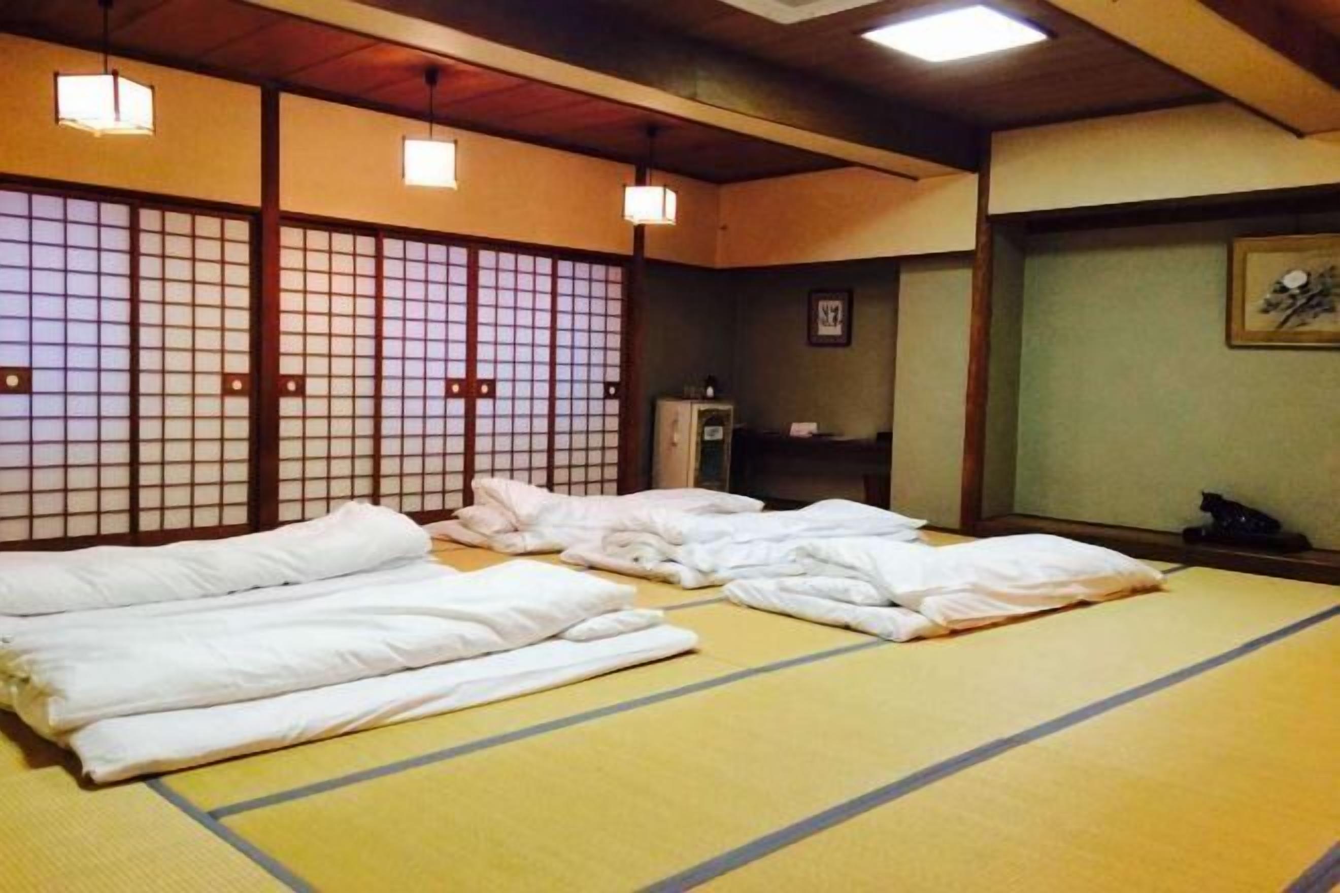 客房内保险箱、办公桌、免费 WiFi、床单