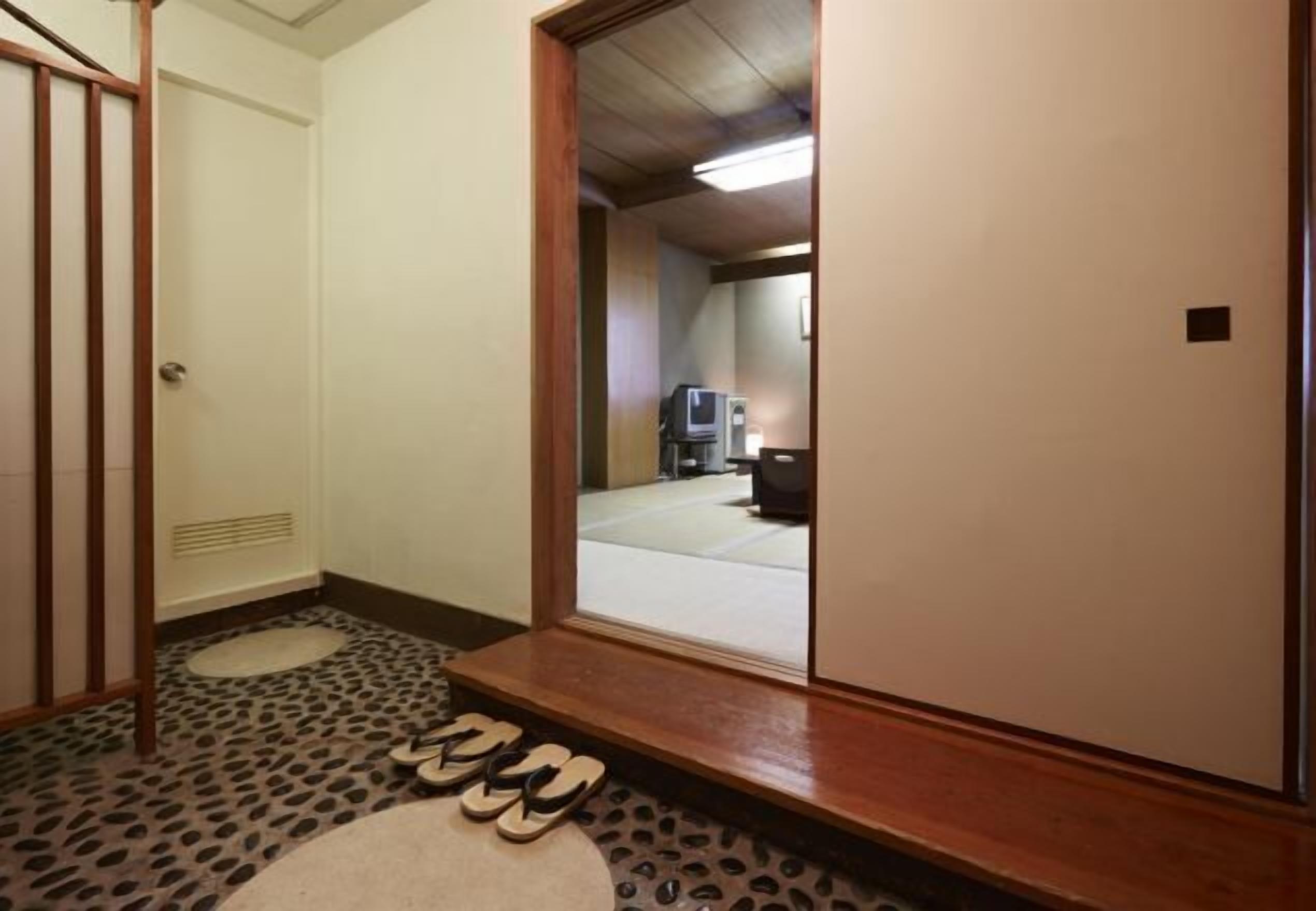 客房内保险箱、办公桌、免费 WiFi、床单