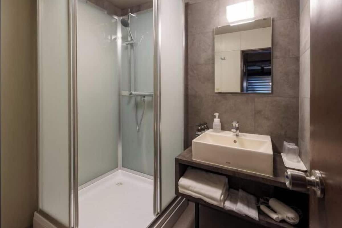 Bathroom | Combined shower/tub, free toiletries, hair dryer, bathrobes