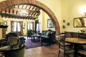 Lobby sitting area - Al Giardino degli Etruschi (Chiusi)