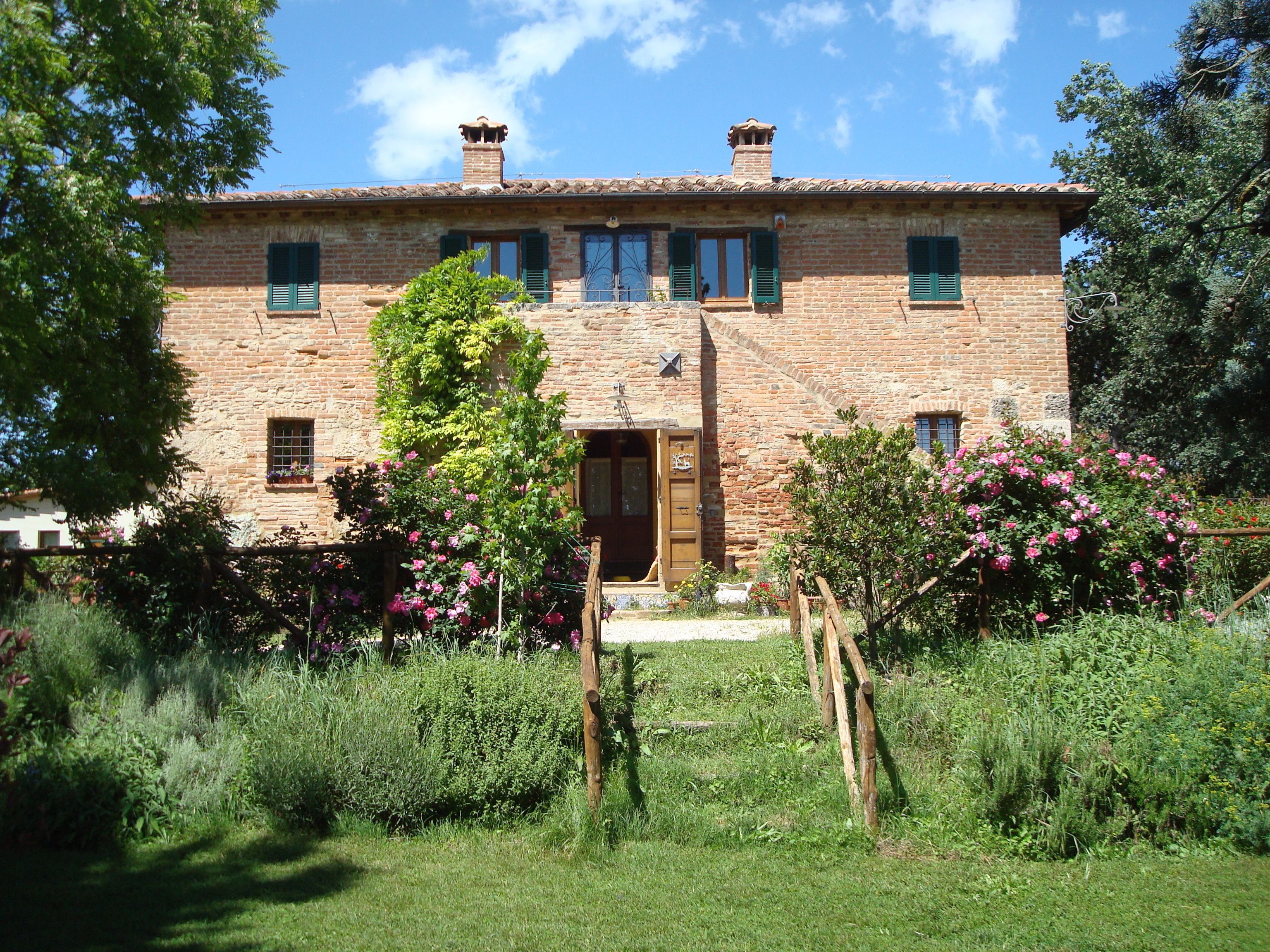 Vista frontal de la propiedad por la tarde o noche