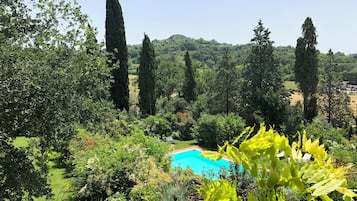 Piscine extérieure (ouverte en saison), chaises longues