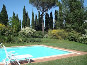 Piscina externa sazonal, espreguiçadeiras