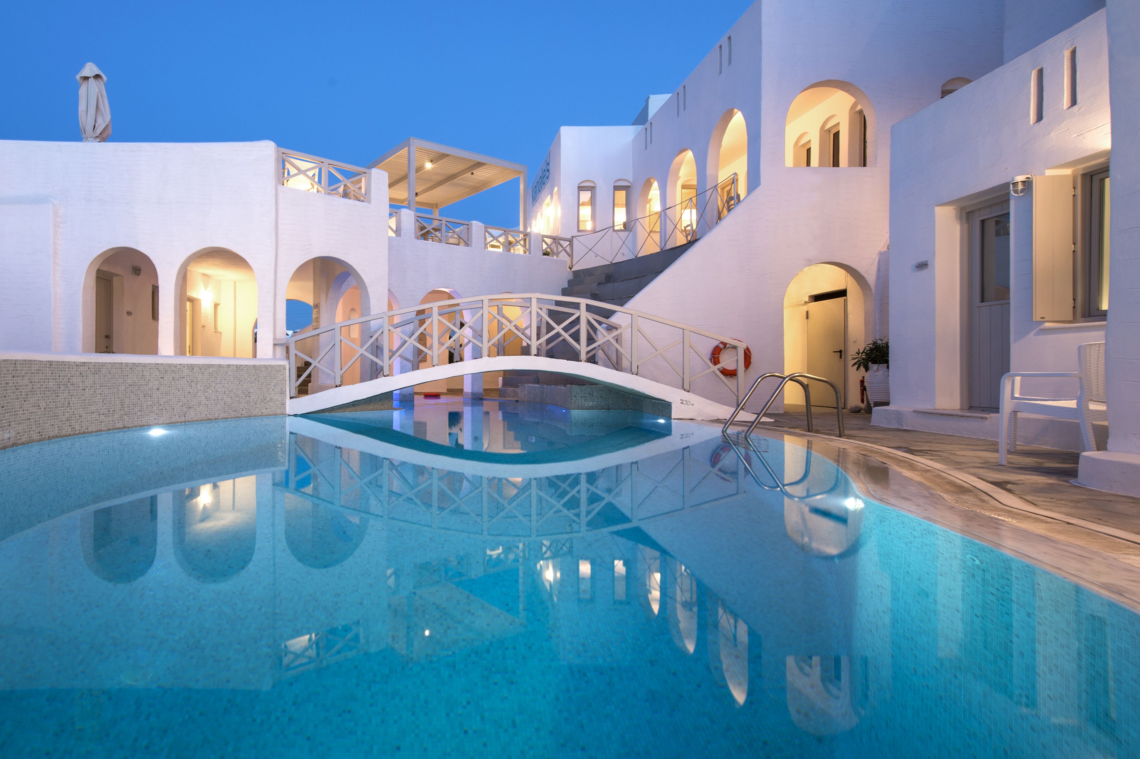 Alberca al aire libre, sombrillas en la alberca y camastros 