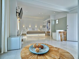 Ropa de cama de alta calidad y caja de seguridad en la habitación 