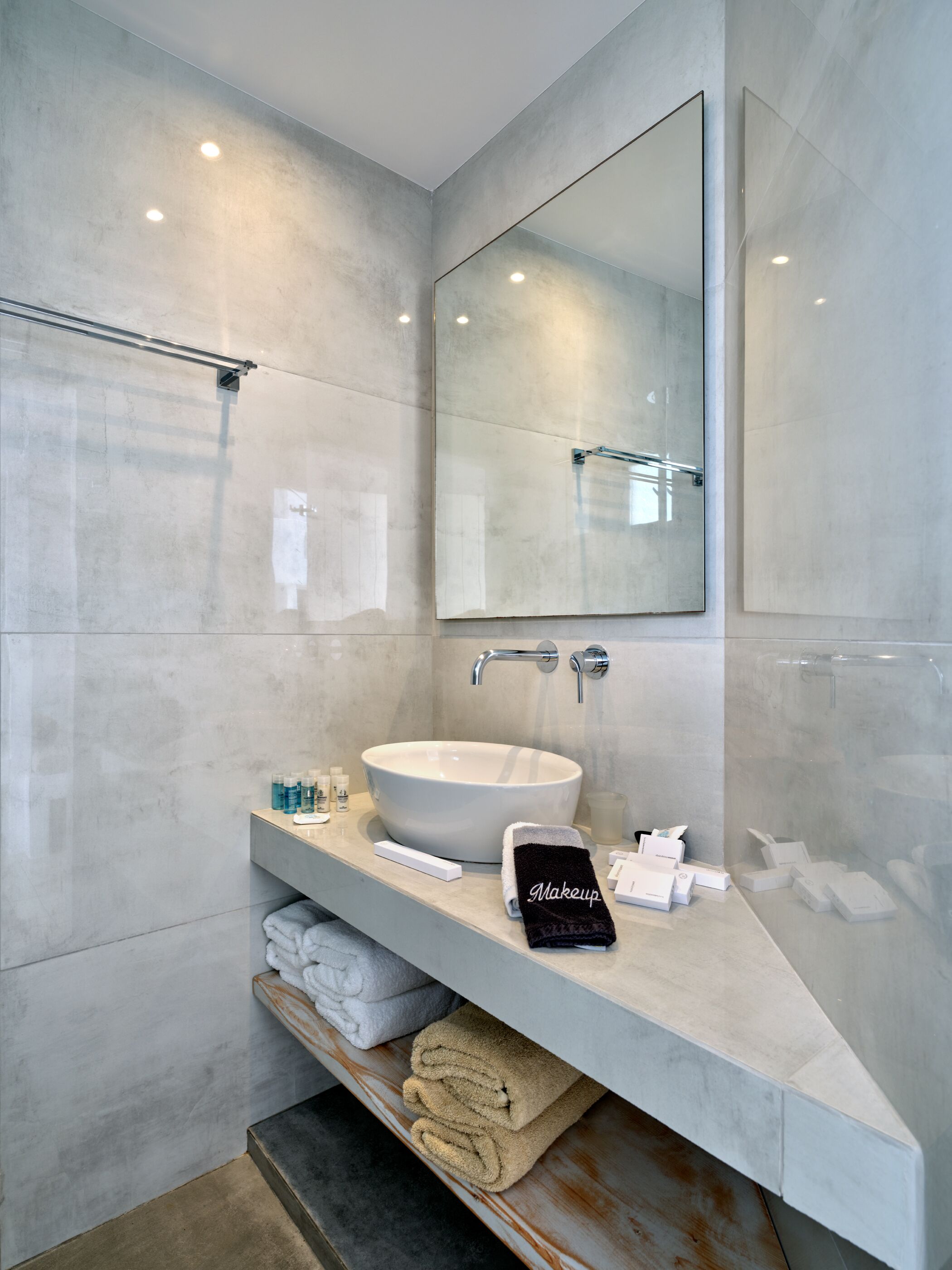 superior room, balcony, partial sea view | bathroom | free toiletries, hair dryer, bathrobes, slippers