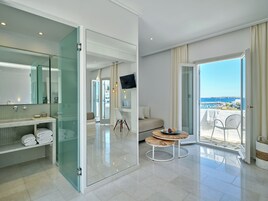 Ropa de cama de alta calidad y caja de seguridad en la habitación 