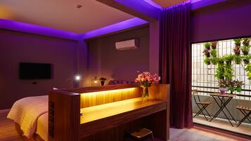 Deluxe Sea View | Minibar, in-room safe, desk, blackout curtains