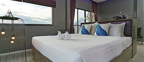 Deluxe Sea View | มินิบาร์, ตู้นิรภัยในห้องพัก, โต๊ะทำงาน, ผ้าม่านกันแสง