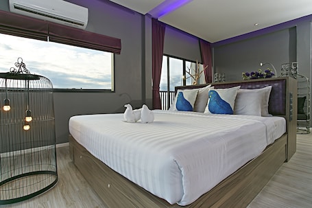 Minibar, caja de seguridad en la habitación y escritorio