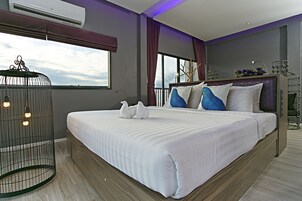 Minibar, caja de seguridad en la habitación y escritorio 