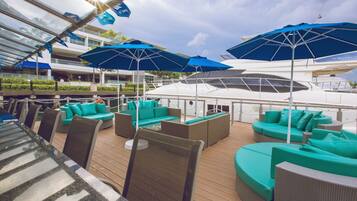 2 bars/lounges, 3 beach bars