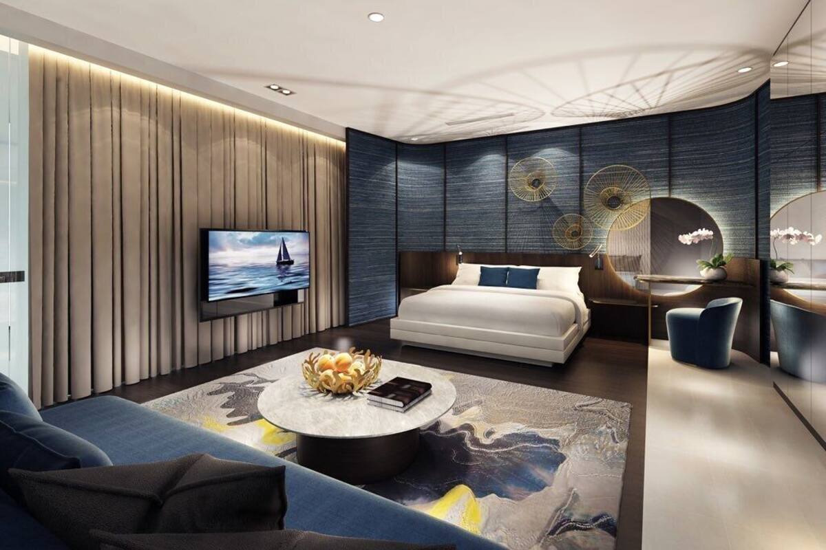 Une chambre moderne avec un lit, une télévision et un bureau.