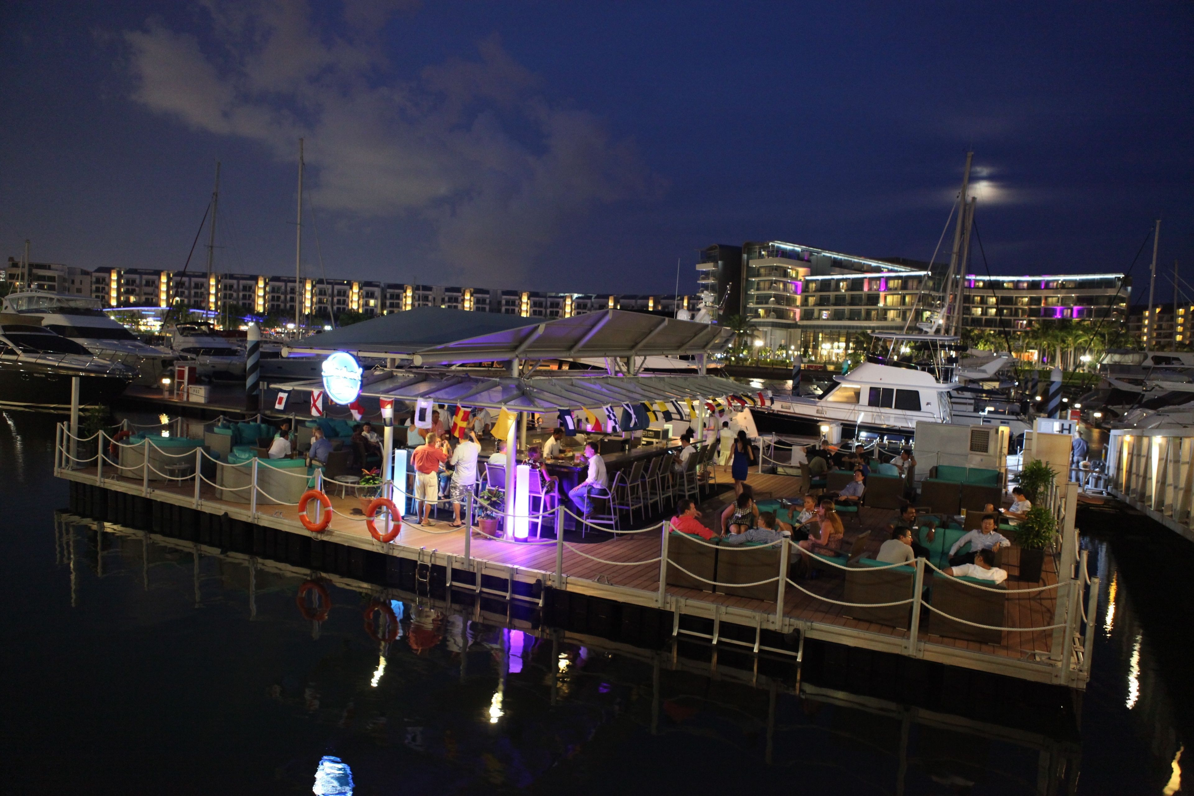 2 bars/lounges, 3 beach bars