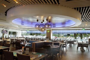 2 restaurantes; se sirve almuerzo y cena; cocina asiática