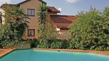 Piscina all'aperto, lettini