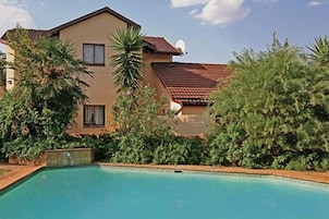 Piscina externa, espreguiçadeiras