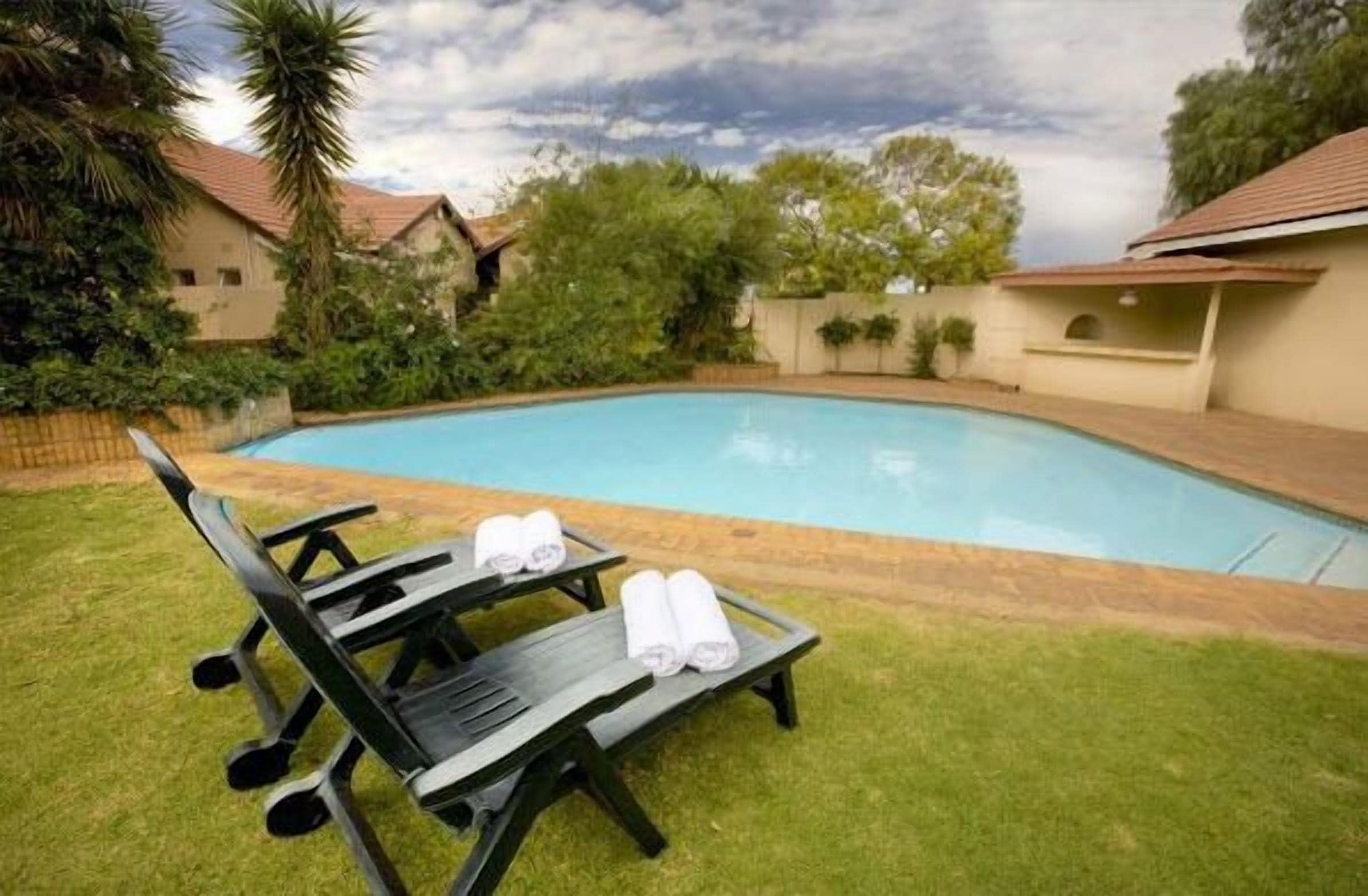 Utendørsbasseng og solsenger