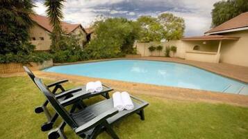 室外游泳池,提供日光浴躺椅