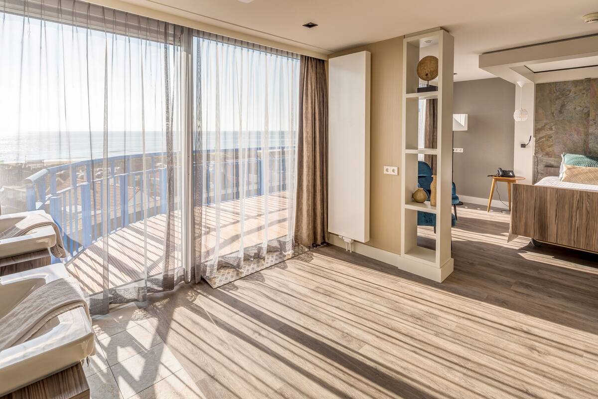 Camera Luxury, accessibile ai disabili, vista mare | Una cassaforte in camera, culle/letti per bambini (a pagamento)