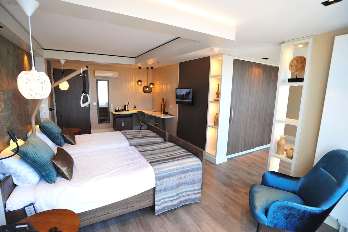 luxury room, accessible (land view) | in-room safe, cots/infant beds, free wifi, bed sheets