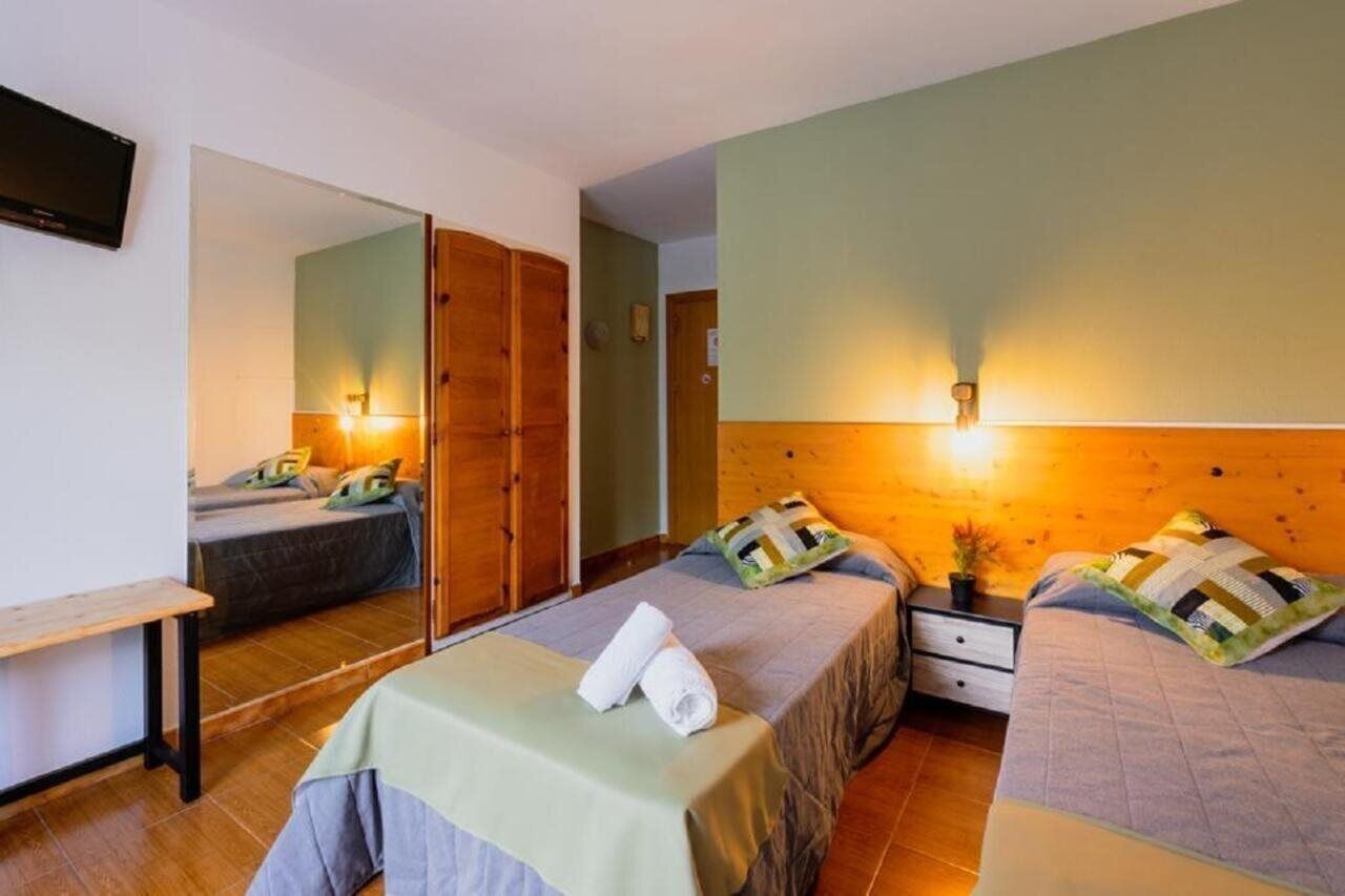 Escritorio, cunas gratuitas, camas supletorias y wifi gratis