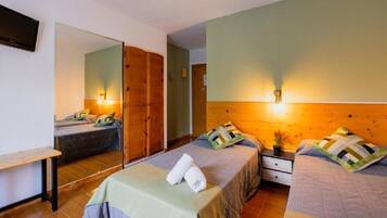 Escritorio, cunas gratuitas, camas supletorias y wifi gratis