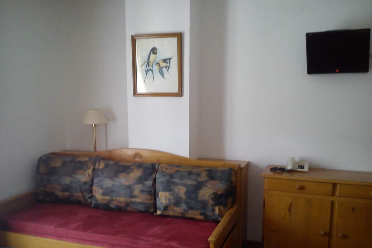 Een bureau, gratis babybedden, extra bedden, gratis wifi