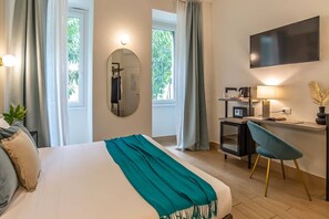 Habitación con 1 cama doble o 2 individuales | Minibar, caja fuerte, escritorio y tabla de planchar con plancha