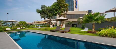 3 piscines extérieures, parasols de plage, chaises longues