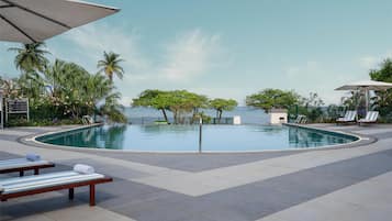 3 outdoor pools, pool umbrellas, pool loungers