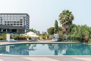 3 outdoor pools, pool umbrellas, pool loungers