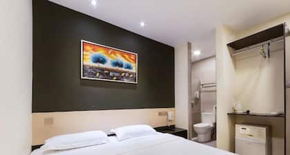 One Avenue Hotel, PJ
