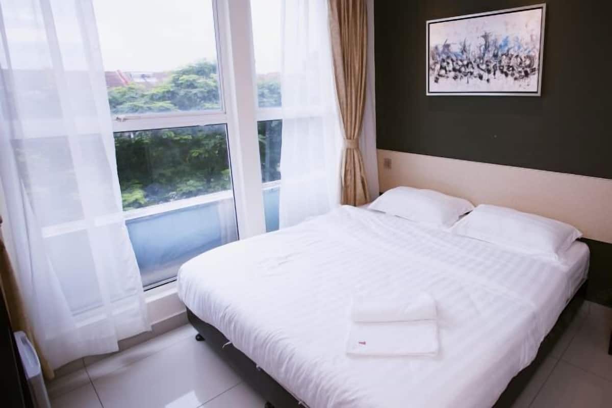 In-room safe, free WiFi, bed sheets