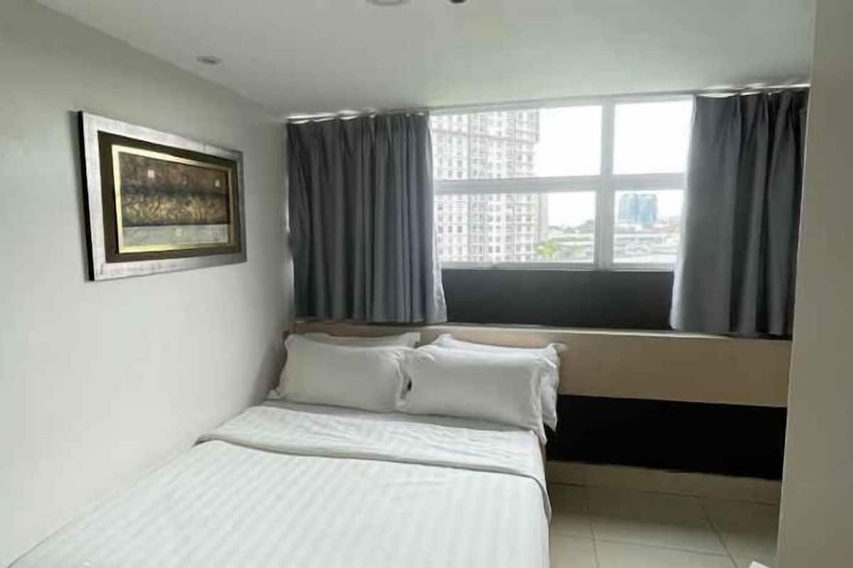 In-room safe, free WiFi, bed sheets