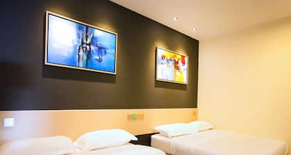 One Avenue Hotel, PJ