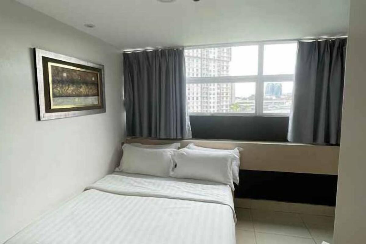 In-room safe, free WiFi, bed sheets