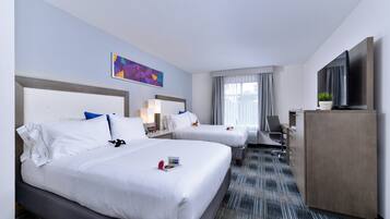 Quarto standard, 2 camas Queen | Cofres nos quartos, escrivaninha, espaço de trabalho para notebook